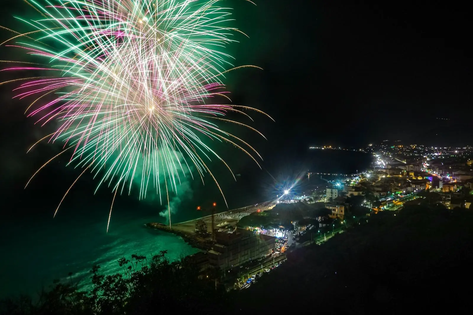 Sabato 16 Agosto  - Dalle Ore 23 - Spettacolo Pirotecnico - Molo S. Sebastiano