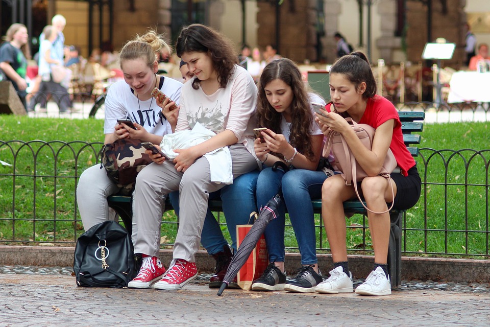 (Dis)connessi - Esperienze educative ai tempi di internet