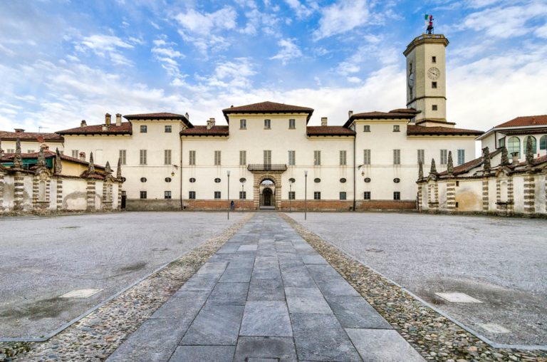 Piazza Esedra Cesano Maderno - fronte Palazzo Arese Borromeo