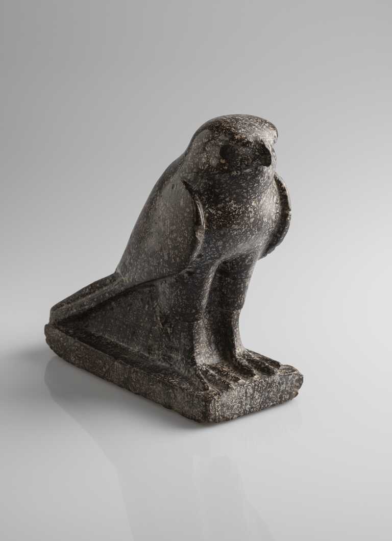 Statuetta in porfido raffigurante un falco. Epoca Romana (30 a.C.-385 d.C.). Cat. 983: Museo Egizio, Torino <br/><em><small>Licenza di distribuzione: condivisione allo stesso modo - copyleft non compatibile</small></em>