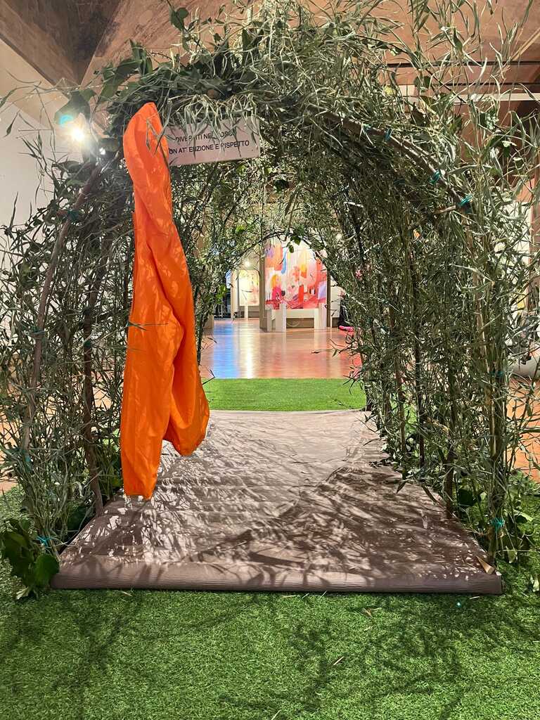 tra le pagine 2<br/><em><small>Licenza di distribuzione: condivisione allo stesso modo - copyleft non compatibile</small></em>