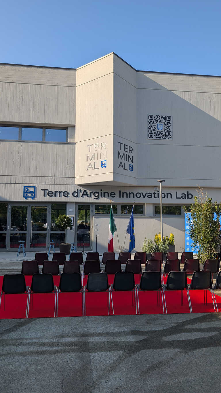 Inaugurazione<br/><em><small>Licenza di distribuzione: condivisione allo stesso modo - copyleft non compatibile</small></em>