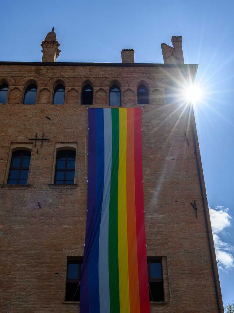 Bandiera della pace<br/><em><small>Licenza di distribuzione: condivisione allo stesso modo - copyleft non compatibile</small></em>