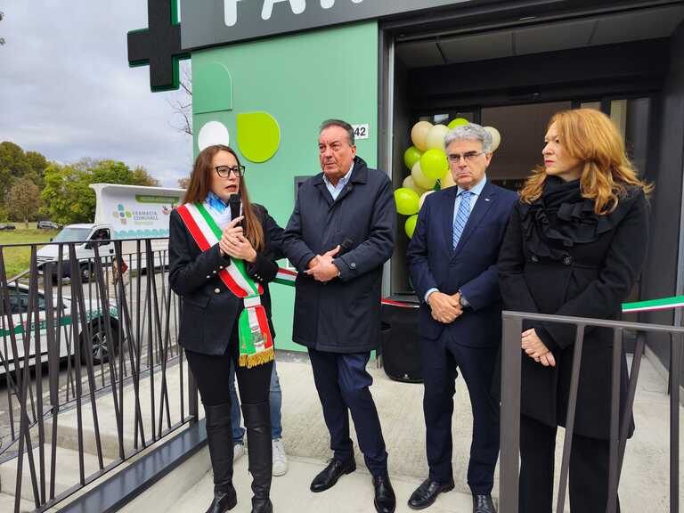 Inaugurazione farmacia comunale<br/><em><small>Licenza di distribuzione: condivisione allo stesso modo - copyleft non compatibile</small></em>
