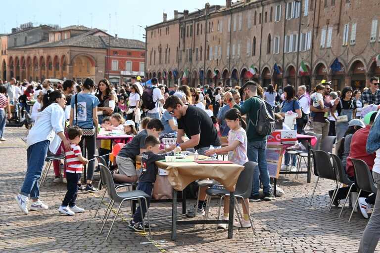 festa bambini<br/><em><small>Licenza di distribuzione: Solo uso non commerciale</small></em>