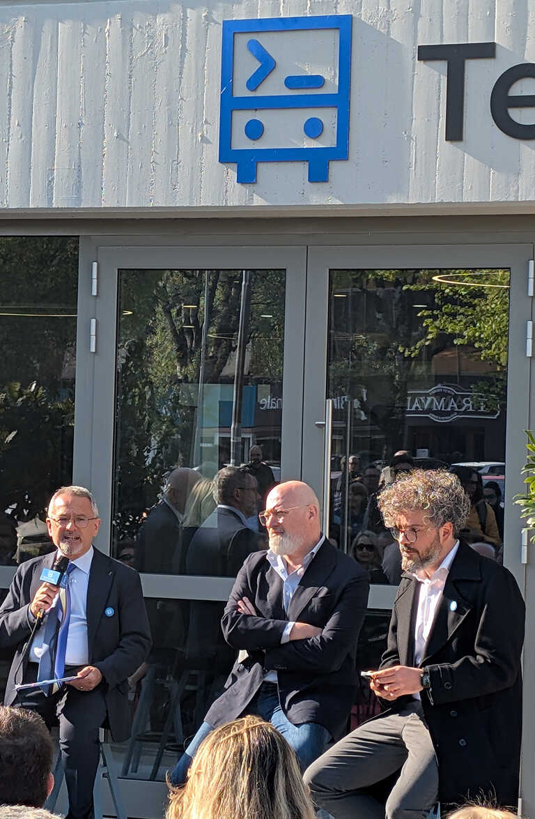 Inaugurazione<br/><em><small>Licenza di distribuzione: condivisione allo stesso modo - copyleft non compatibile</small></em>