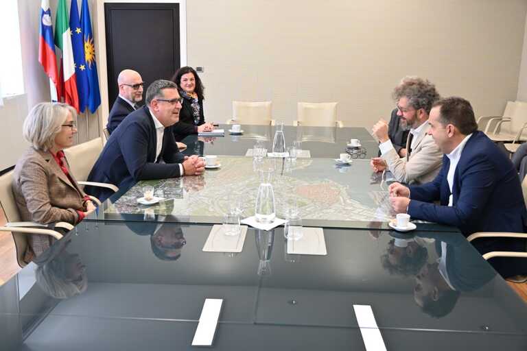 capodistria<br/><em><small>Licenza di distribuzione: condivisione allo stesso modo - copyleft non compatibile</small></em>