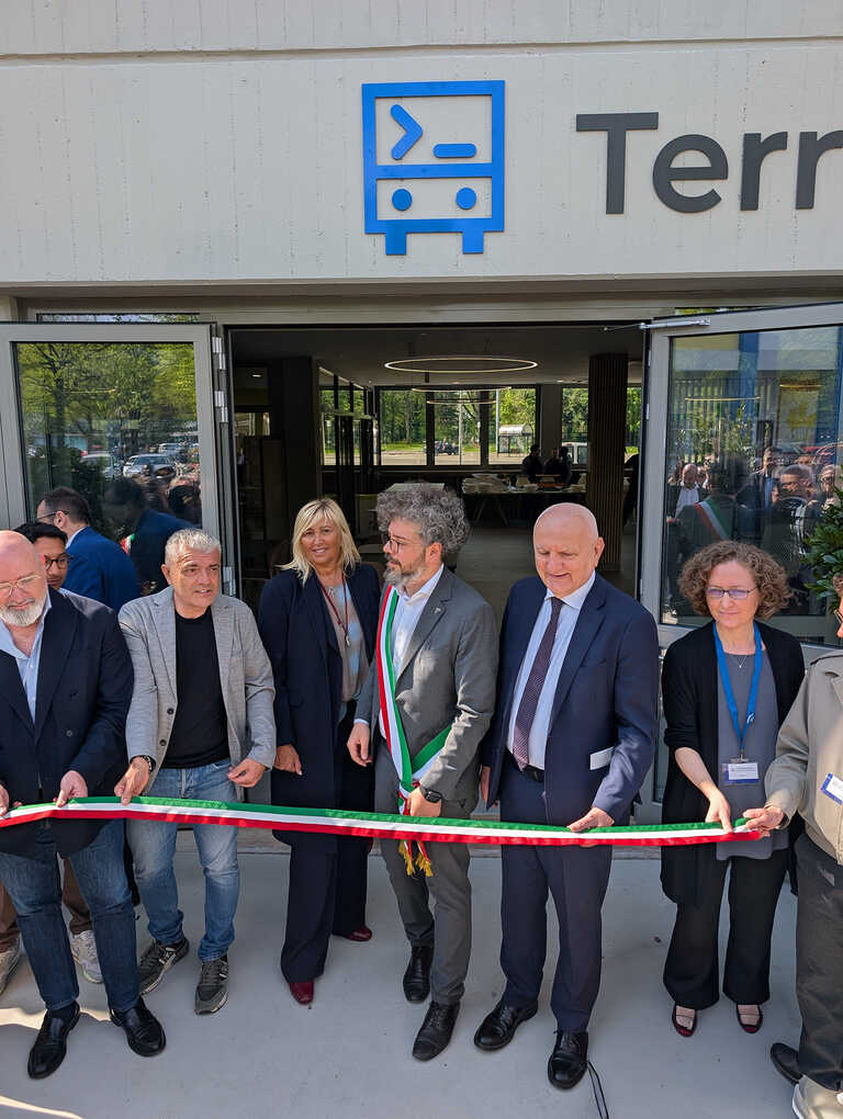 Inaugurazione<br/><em><small>Licenza di distribuzione: condivisione allo stesso modo - copyleft non compatibile</small></em>