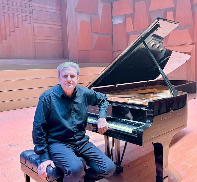 Giuseppe Modugno<br/><em><small>Licenza di distribuzione: condivisione allo stesso modo - copyleft non compatibile</small></em>