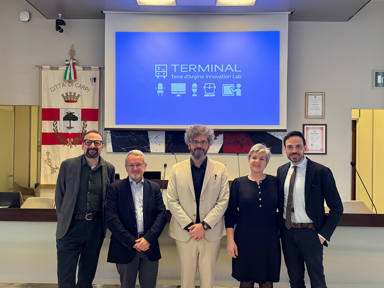 Conferenza stampa<br/><em><small>Licenza di distribuzione: condivisione allo stesso modo - copyleft non compatibile</small></em>