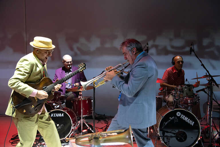 Kind of miles 2<br/><em><small>Licenza di distribuzione: Solo uso non commerciale</small></em>