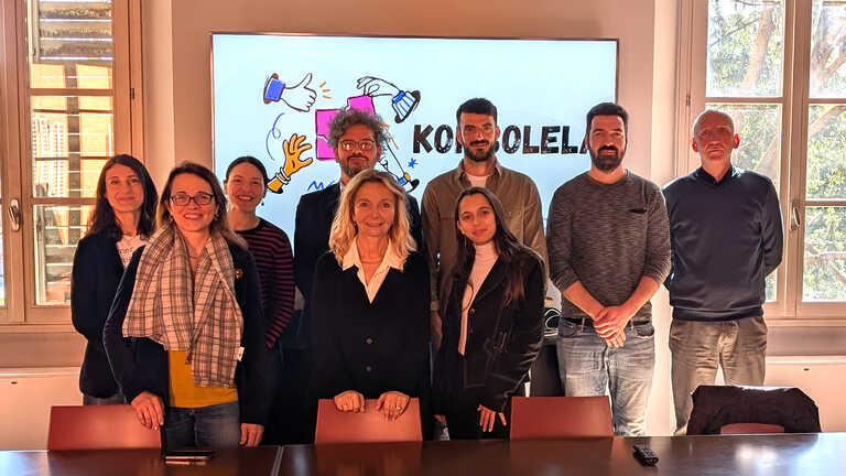 Conferenza stampa<br/><em><small>Licenza di distribuzione: Non opere derivate</small></em>