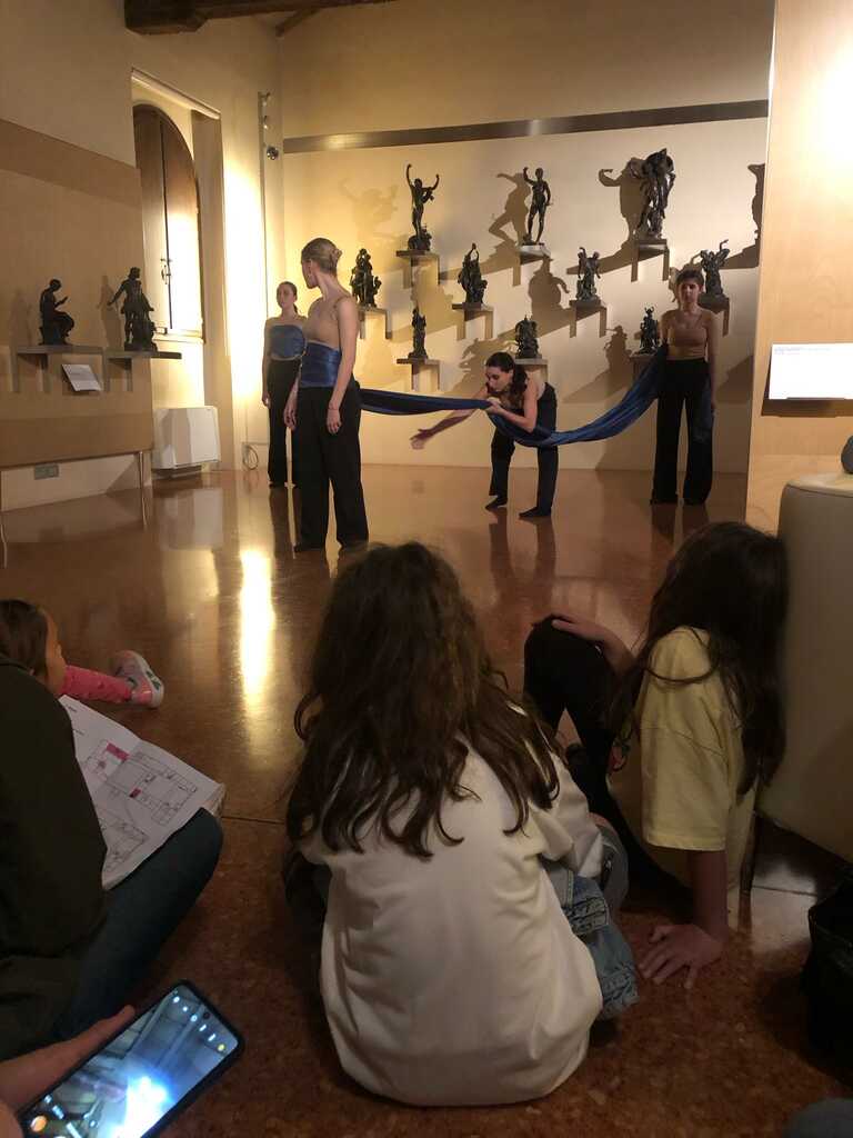 Tutta la danza che vuoi 4<br/><em><small>Licenza di distribuzione: condivisione allo stesso modo - copyleft non compatibile</small></em>