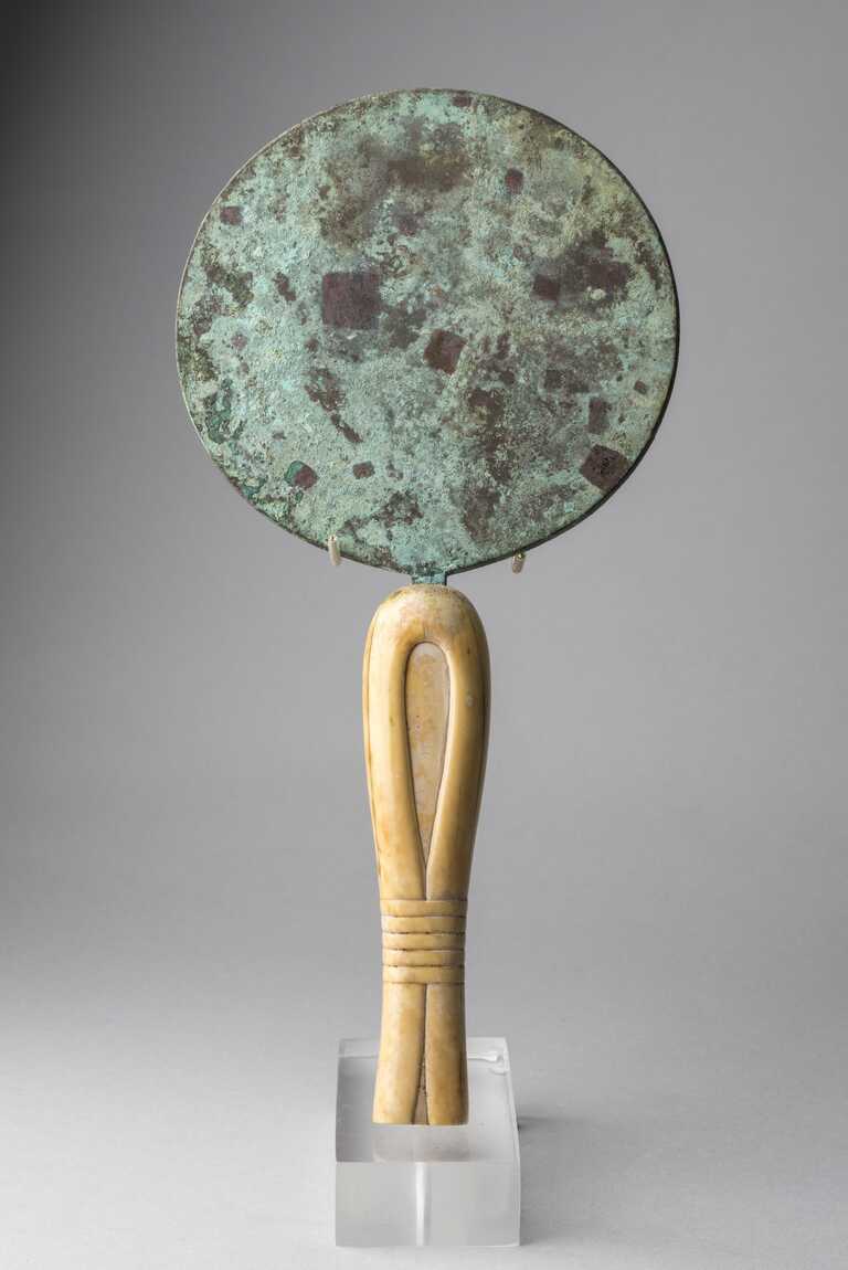 Specchio in bronzo con manico in osso. Medio Regno (1980-1700 a.C.). Cat. 6431: Museo Egizio, Torino<br/><em><small>Licenza di distribuzione: condivisione allo stesso modo - copyleft non compatibile</small></em>
