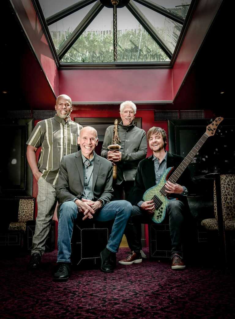 Yellowjackets<br/><em><small>Licenza di distribuzione: condivisione allo stesso modo - copyleft non compatibile</small></em>