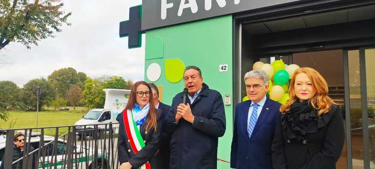 Inaugurazione farmacia comunale<br/><em><small>Licenza di distribuzione: condivisione allo stesso modo - copyleft non compatibile</small></em>