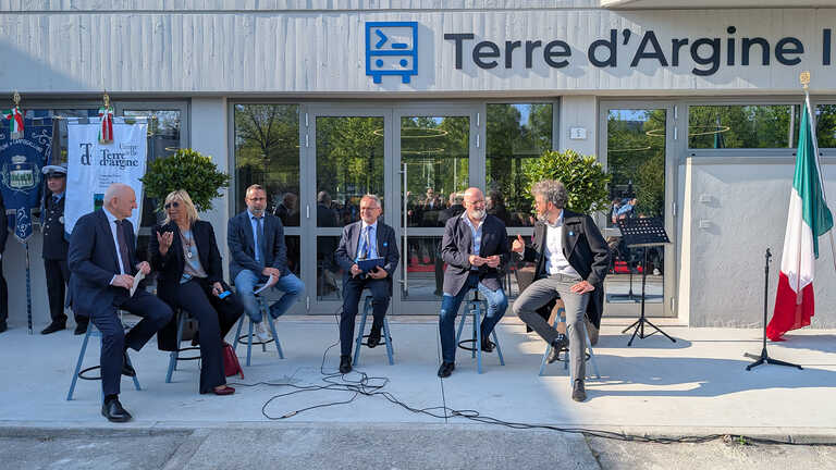 Inaugurazione<br/><em><small>Licenza di distribuzione: condivisione allo stesso modo - copyleft non compatibile</small></em>