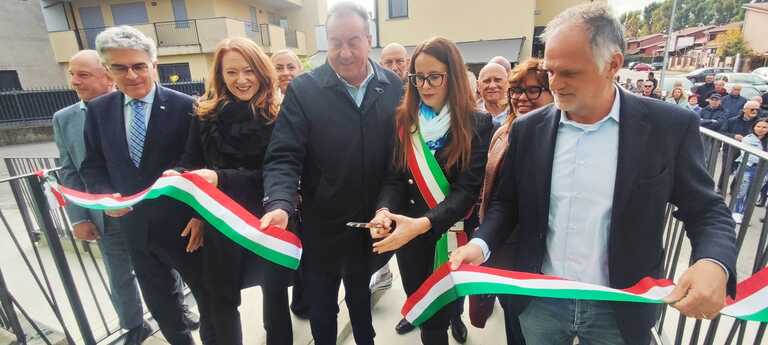Inaugurazione farmacia comunale<br/><em><small>Licenza di distribuzione: condivisione allo stesso modo - copyleft non compatibile</small></em>