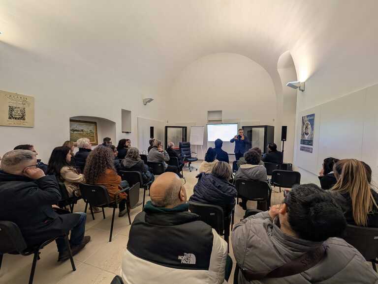 2<br/><em><small>Licenza di distribuzione: Solo uso non commerciale</small></em>