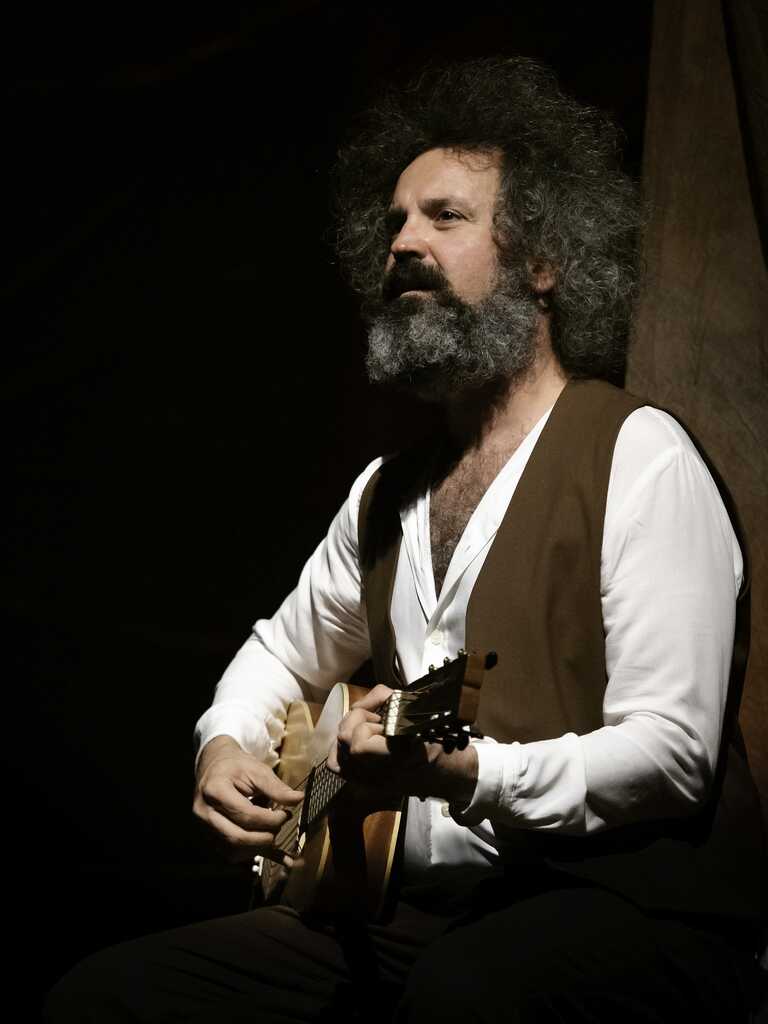 cristicchi2<br/><em><small>Licenza di distribuzione: condivisione allo stesso modo - copyleft non compatibile</small></em>