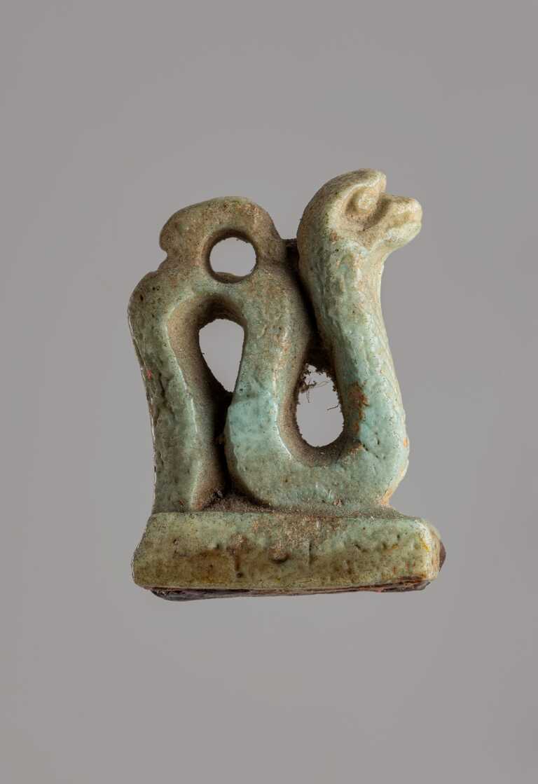 Amuleto in faience raffigurante un cobra. Epoca Tarda (722-332 a.C.). Cat. 967: Museo Egizio, Torino <br/><em><small>Licenza di distribuzione: condivisione allo stesso modo - copyleft non compatibile</small></em>