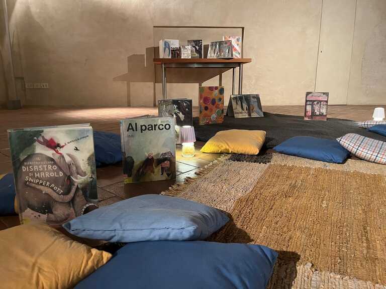 tra le pagine 3<br/><em><small>Licenza di distribuzione: condivisione allo stesso modo - copyleft non compatibile</small></em>