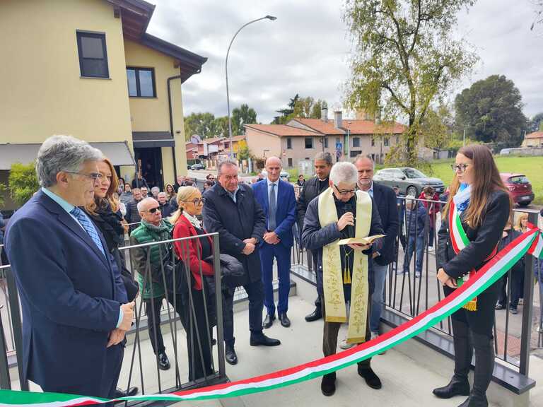Inaugurazione farmacia comunale<br/><em><small>Licenza di distribuzione: condivisione allo stesso modo - copyleft non compatibile</small></em>