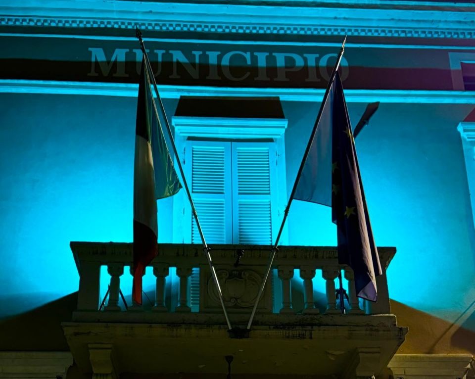 Dislessia. Il Municipio si illumina di turchese