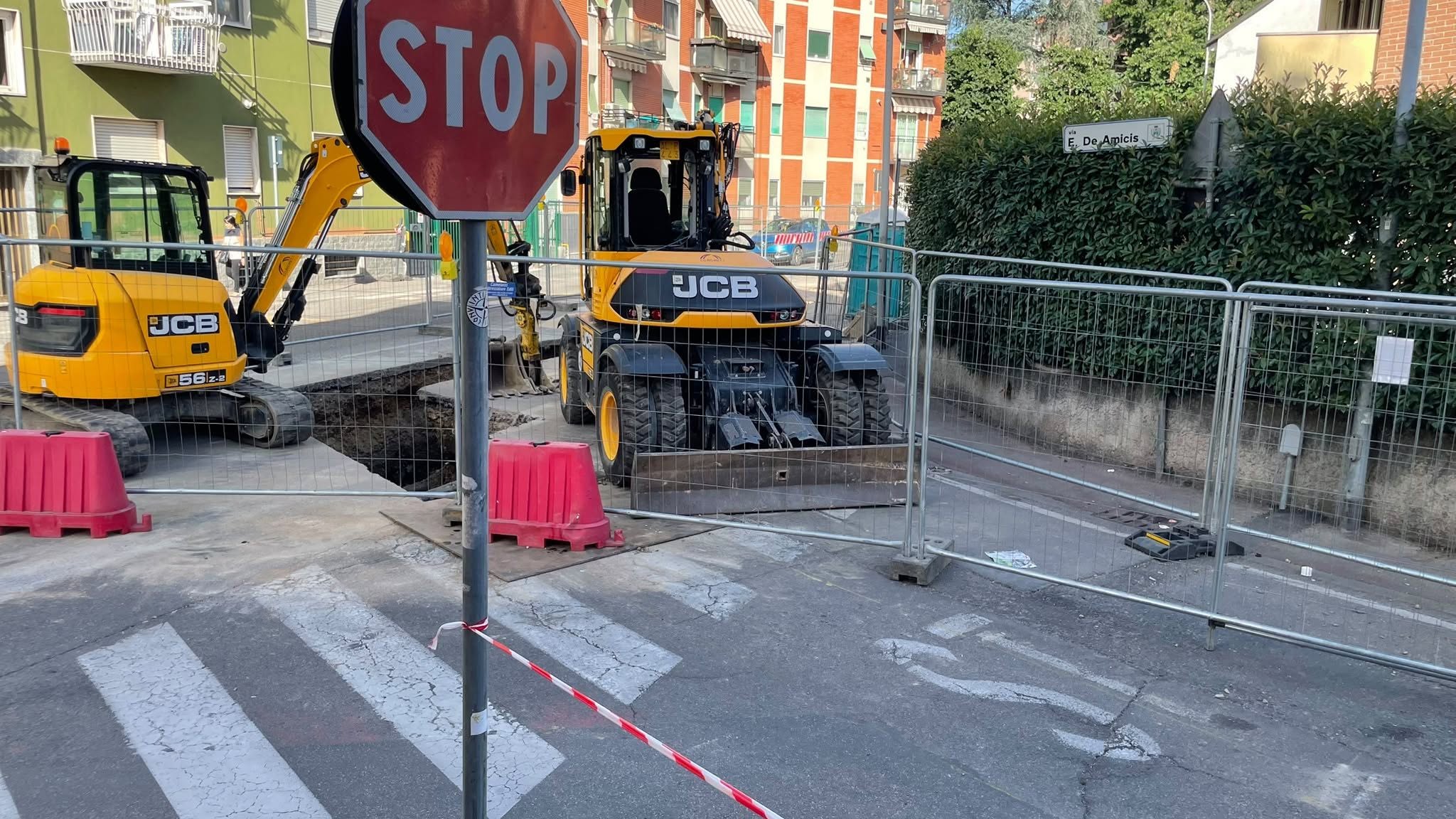 Lavori teleriscaldamento in via De Amicis