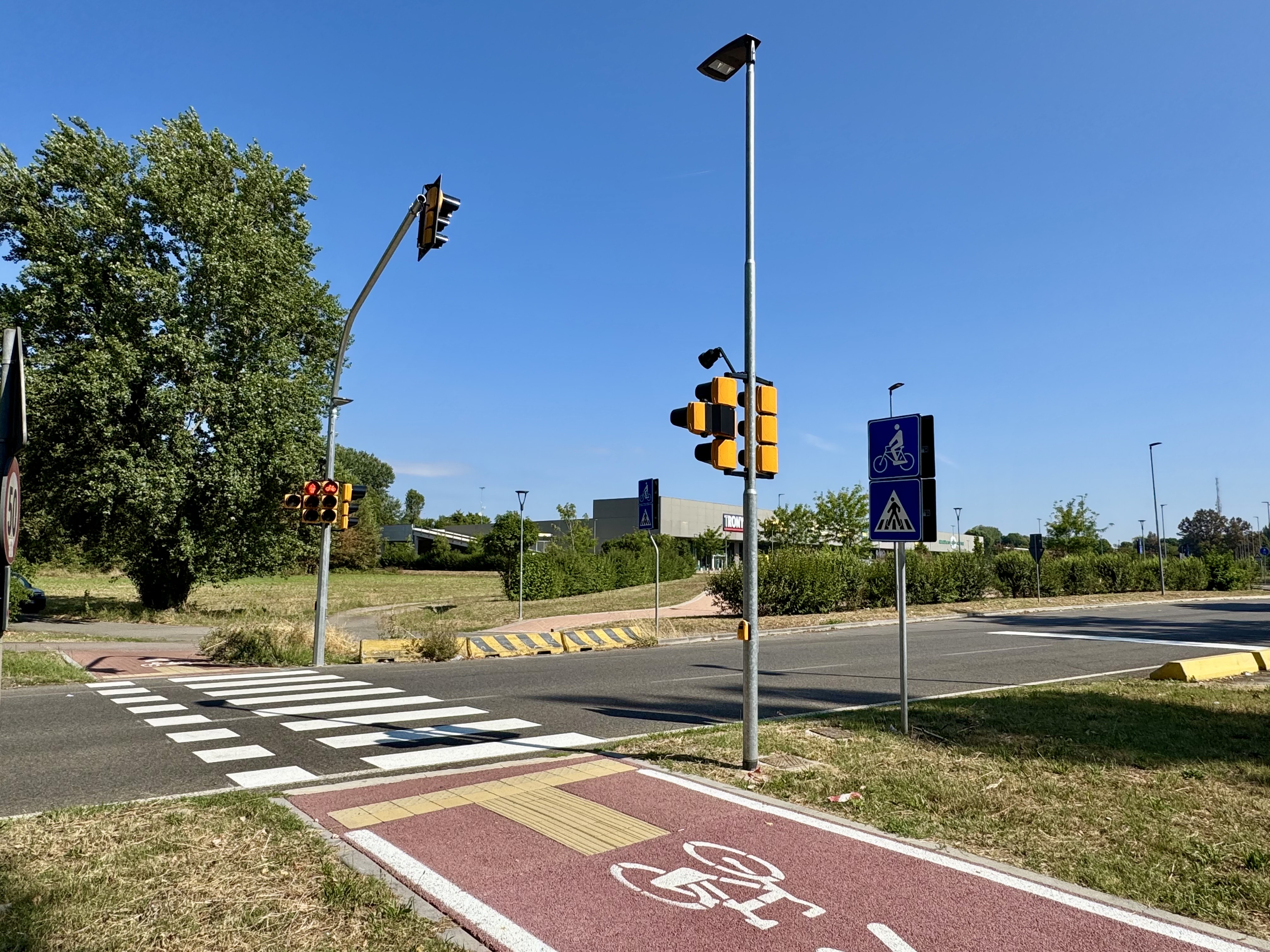 Tangenziale, accesi i semafori che regolano gli attraversamenti ciclo-pedonali