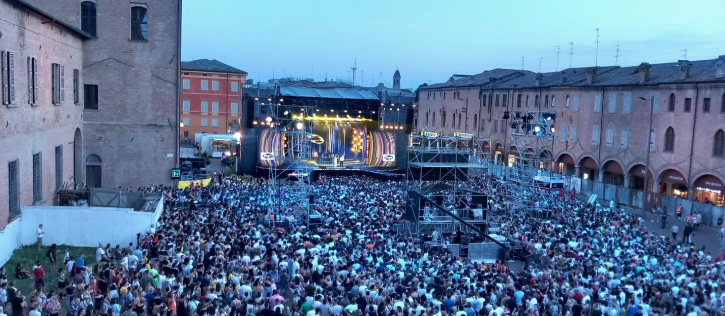 Yoga Radio Bruno Estate in piazza Martiri a Carpi