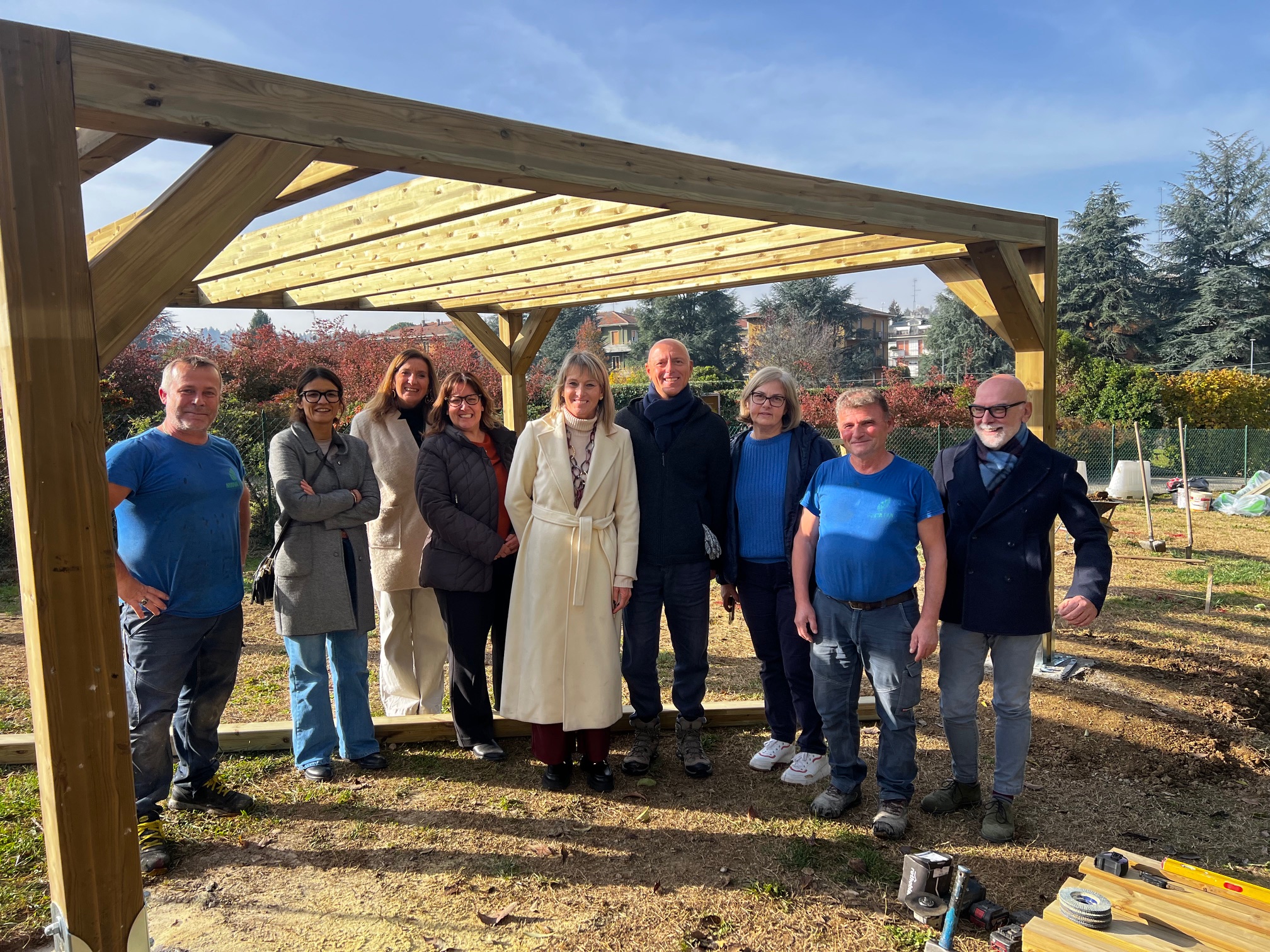 Un pergolato alla scuola materna per giocare e imparare all’aperto