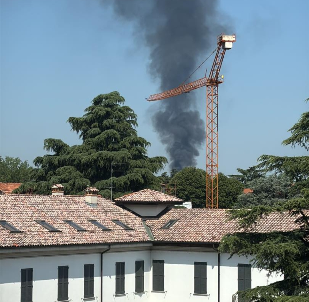 Incendio nella ricicleria Amsa a Settimo Milanese: rilievi Arpa in corso