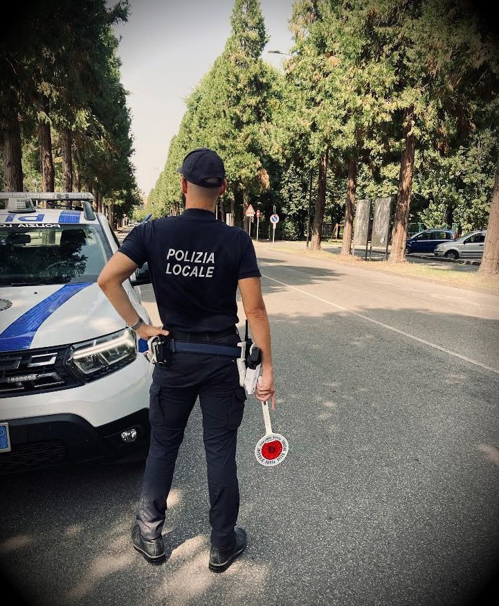 Alla guida con patente falsa, sanzionato e denunciato