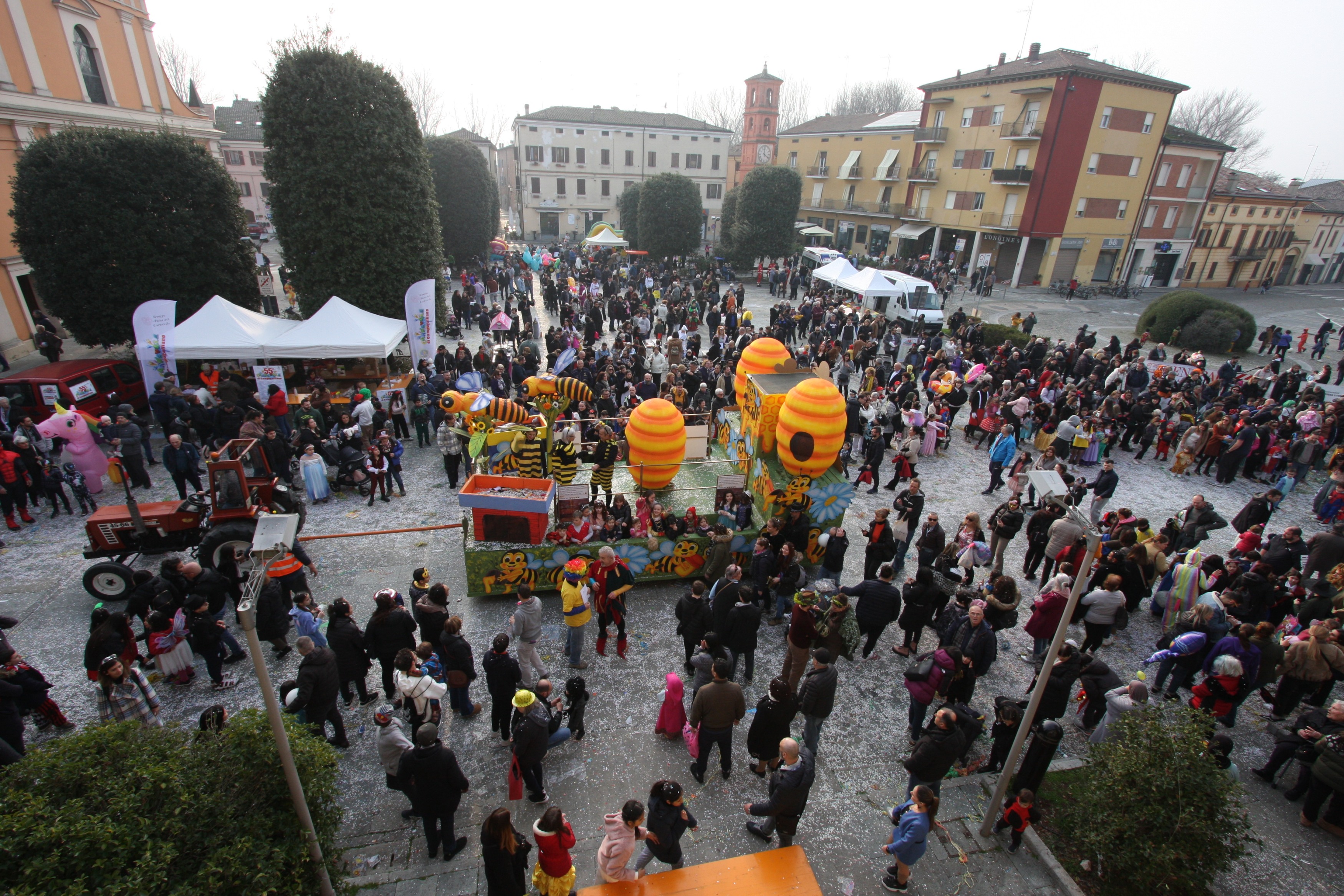 Maschere e carri allegorici in piazza per il Carnevale 